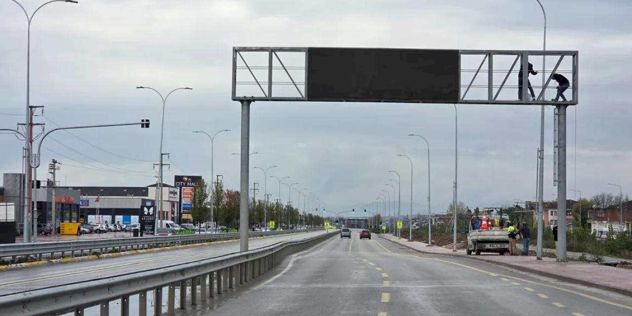 Sakarya'da sürücülere rehber olan dev ekran farklı noktaya alındı