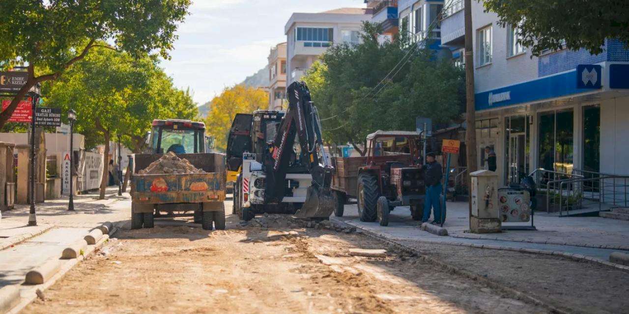 Muğla Milas’ta doğalgaz sonrası yol onarımı