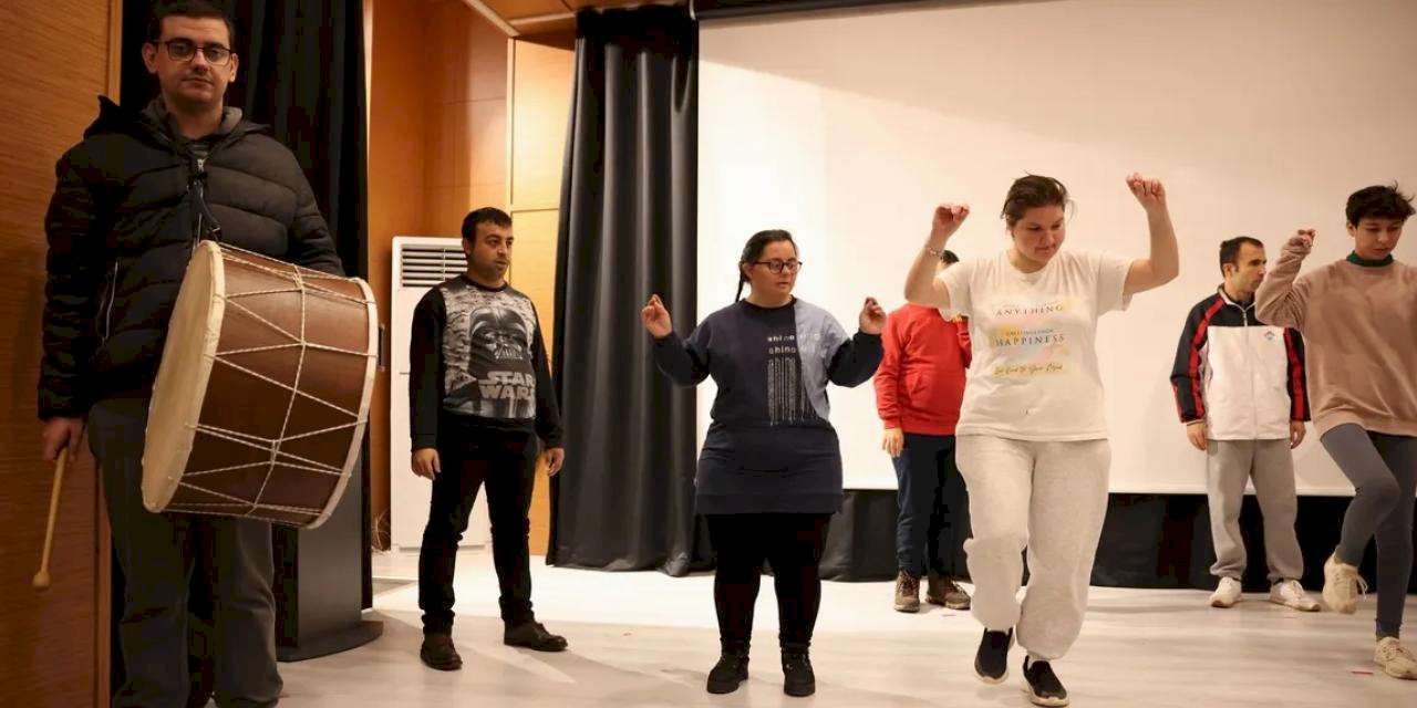 Kocaeli'de engelleri aşan adımlar sahneye taşınıyor