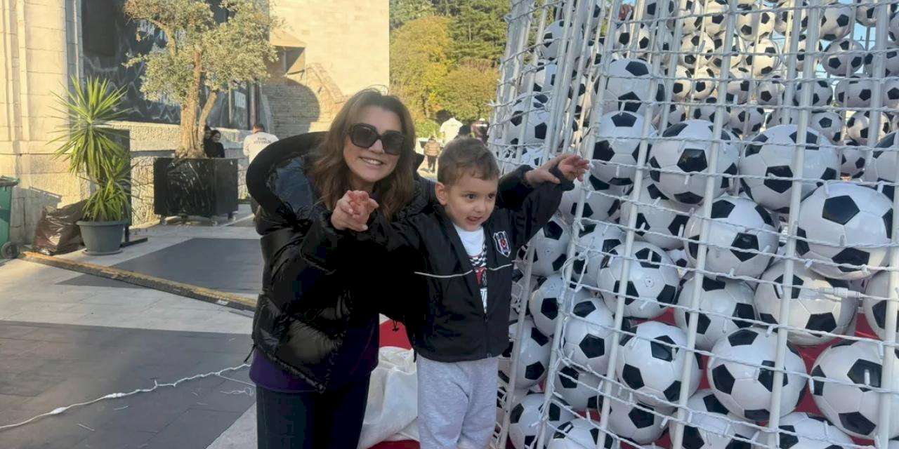 TÜPRAŞ Stadyumu'nda 2 bin toptan oluşan yılbaşı ağacı