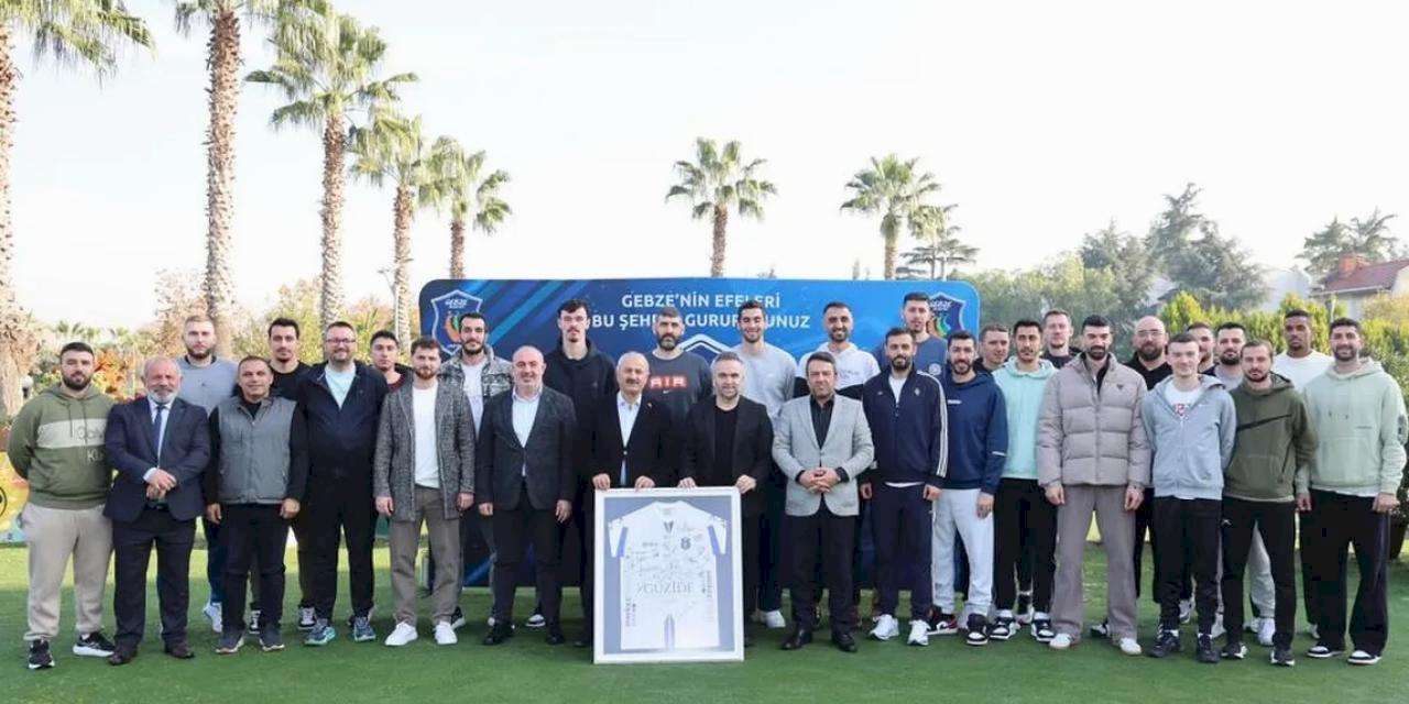 Gebze'de Başkan Büyükgöz’den voleybol takımına moral ziyareti