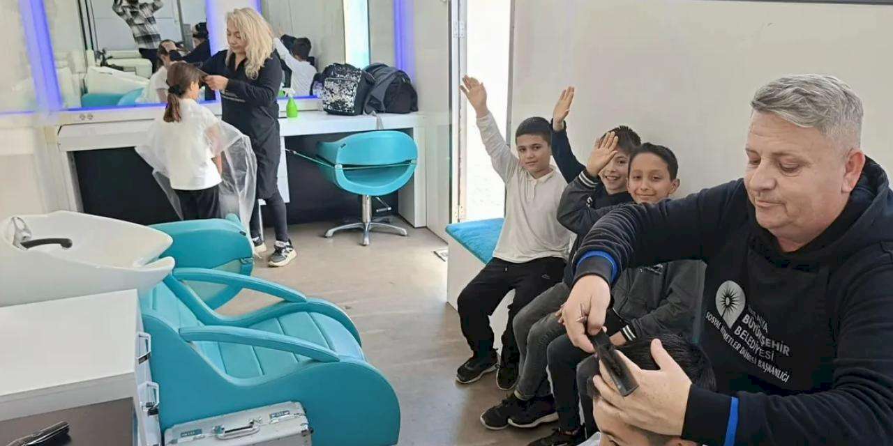 Antalya’da mobil kuaför tırı öğrencilere hizmette