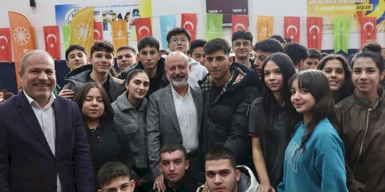 Ahmet Çolakbayrakdar'dan gençlerle coşkulu buluşma