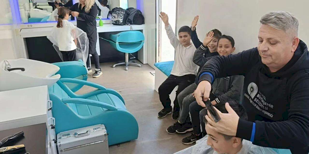 Antalya Büyükşehir Mobil Kuaför Tırı öğrencilerin hizmetinde