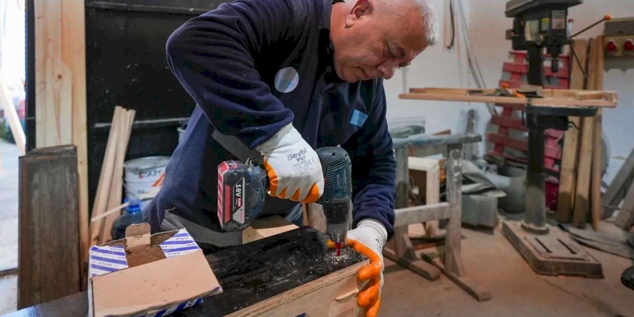 Maltepe'nin kent mobilyaları, geri dönüşümle üretiliyor