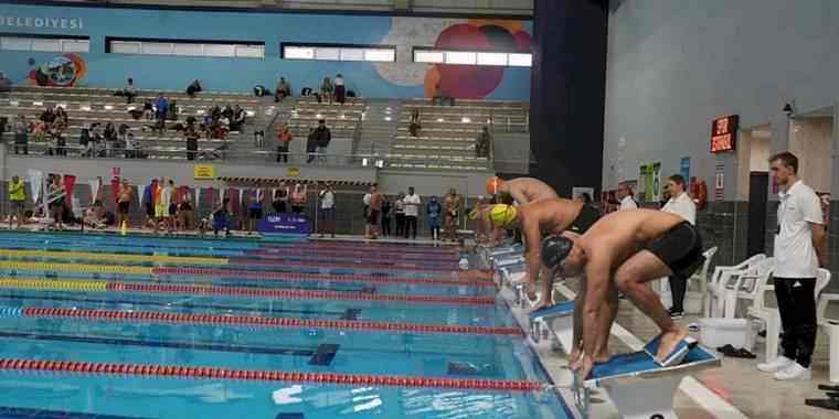 İstanbul'da şampiyonluğa kulaç attılar