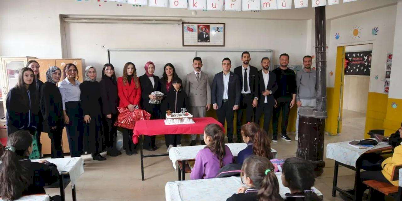 Çocuklara "İyi ki doğ-Muş" ile sürpriz ziyaret