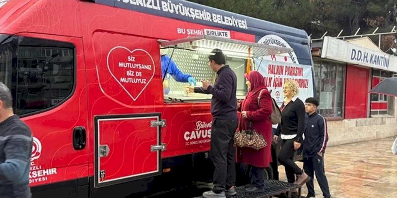 Denizli’de soğuk havada vatandaşlara sıcak çorba ikramı