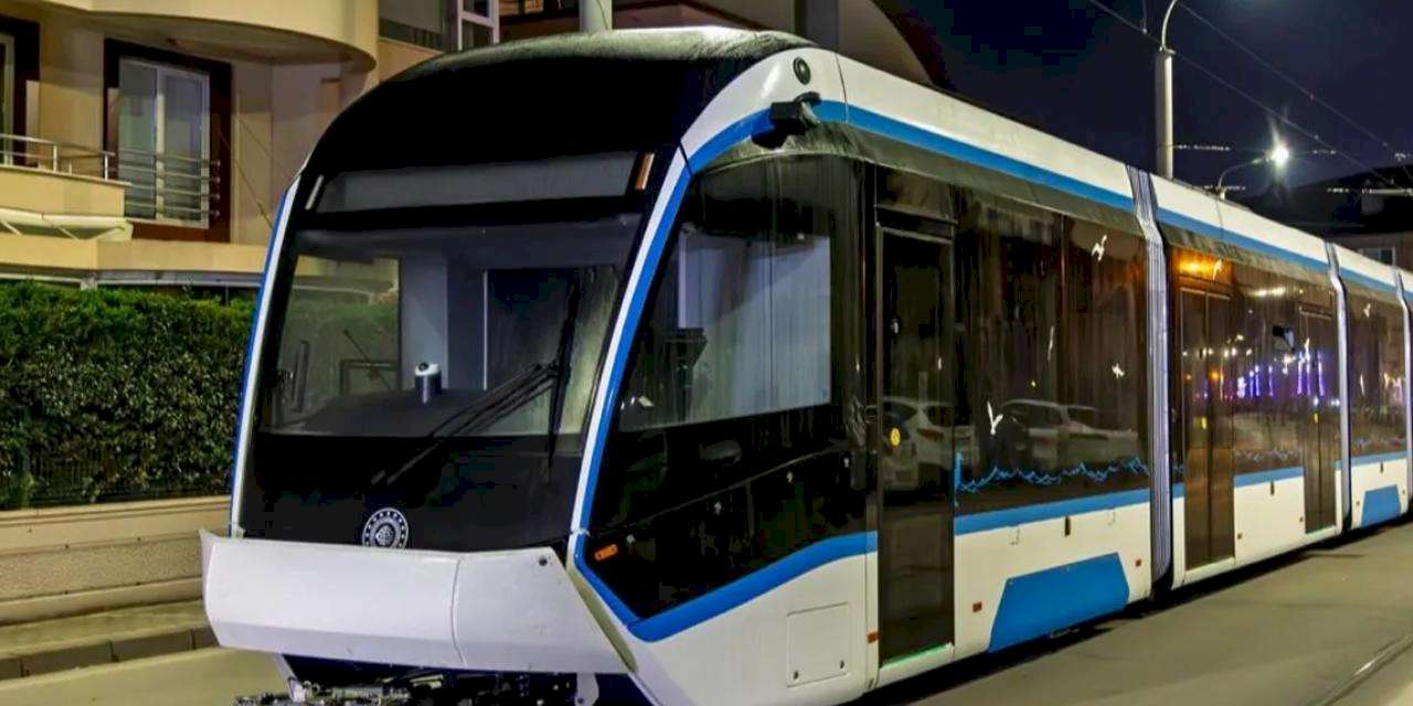 Kocaeli'de raylı sistem güçleniyor... 5 tramvayın ilki raya indi