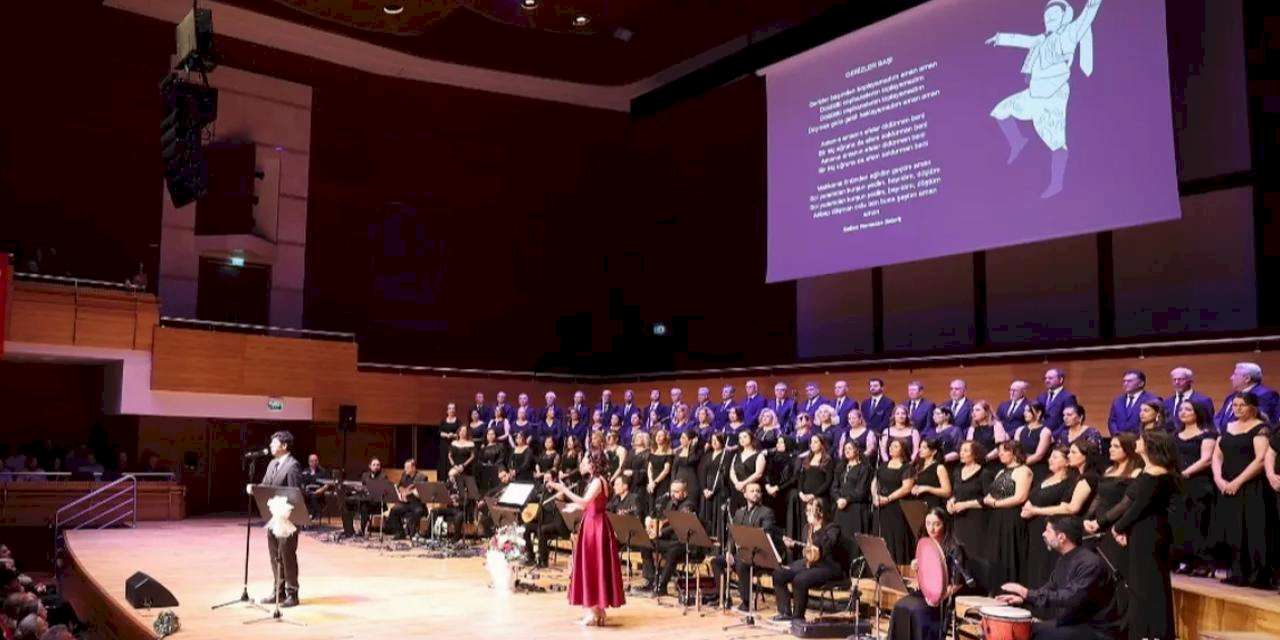 Bedia Akartürk’ten İzmirlilere türkü sürprizi