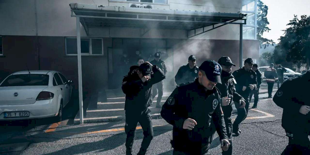 İzmir İtfaiyesi'nden polis okulunda yangın tatbikatı