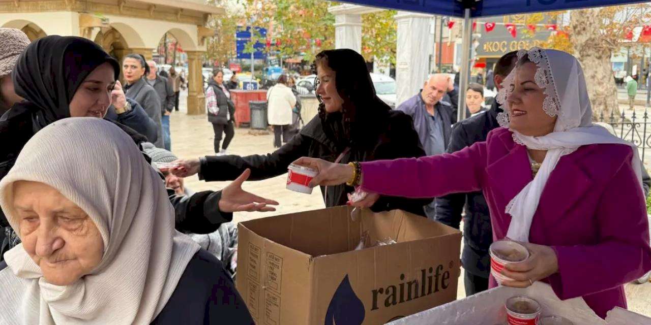 İzmit'te vatandaşlara helva ikramı