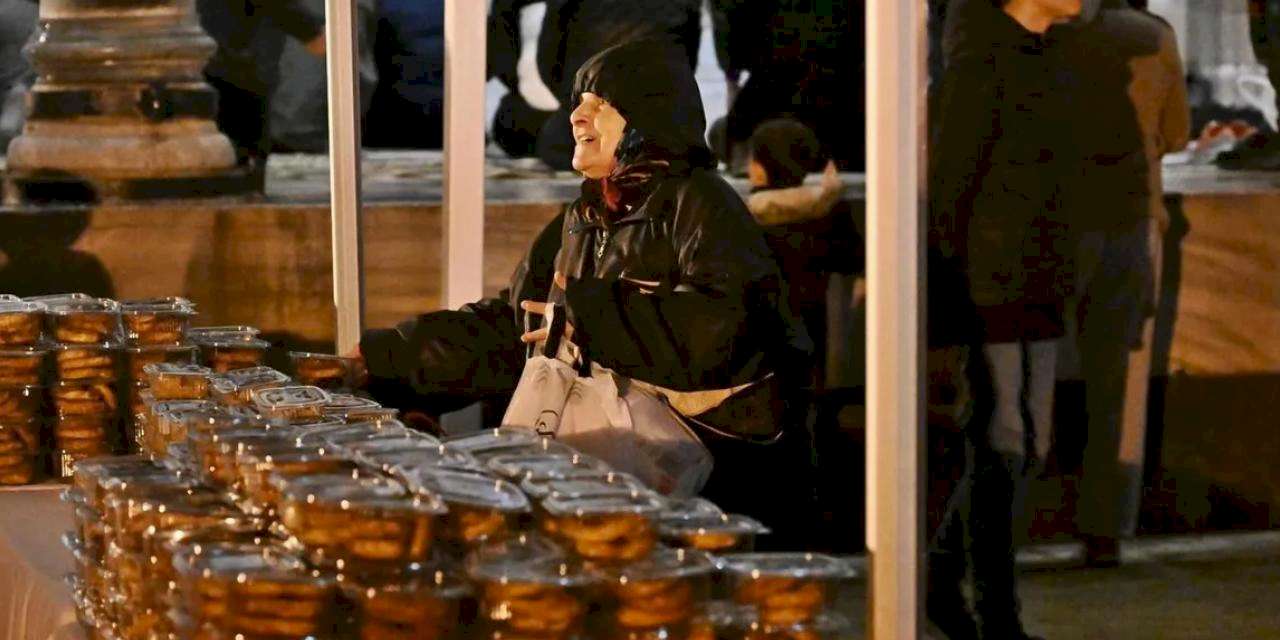 Manisa'da kandillik 5 bin kutu ikram