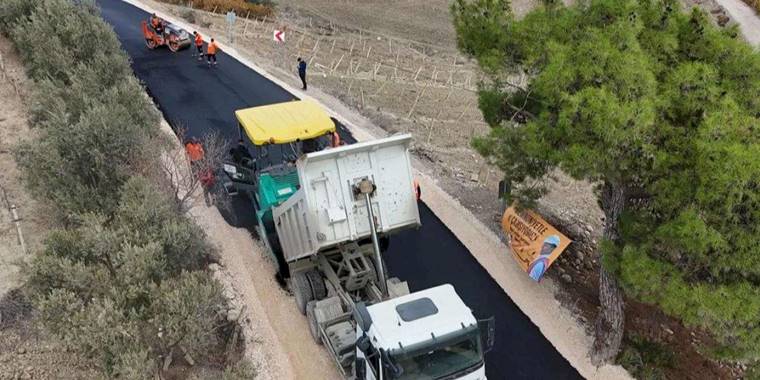 Mersin’de yol ve asfalt çalışmaları sürüyor