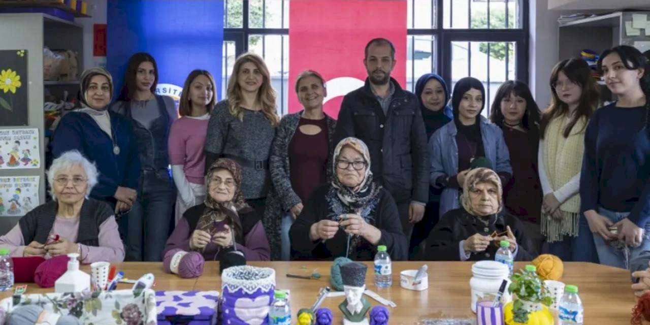 Mersin’de alzheimer hastaları sanatla hayata dokunuyor