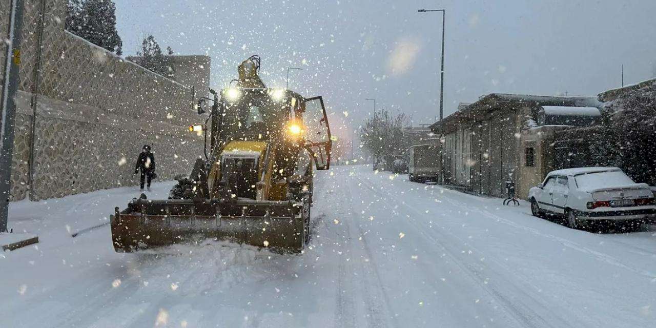 Mardin Artuklu karla mücadele için sahada