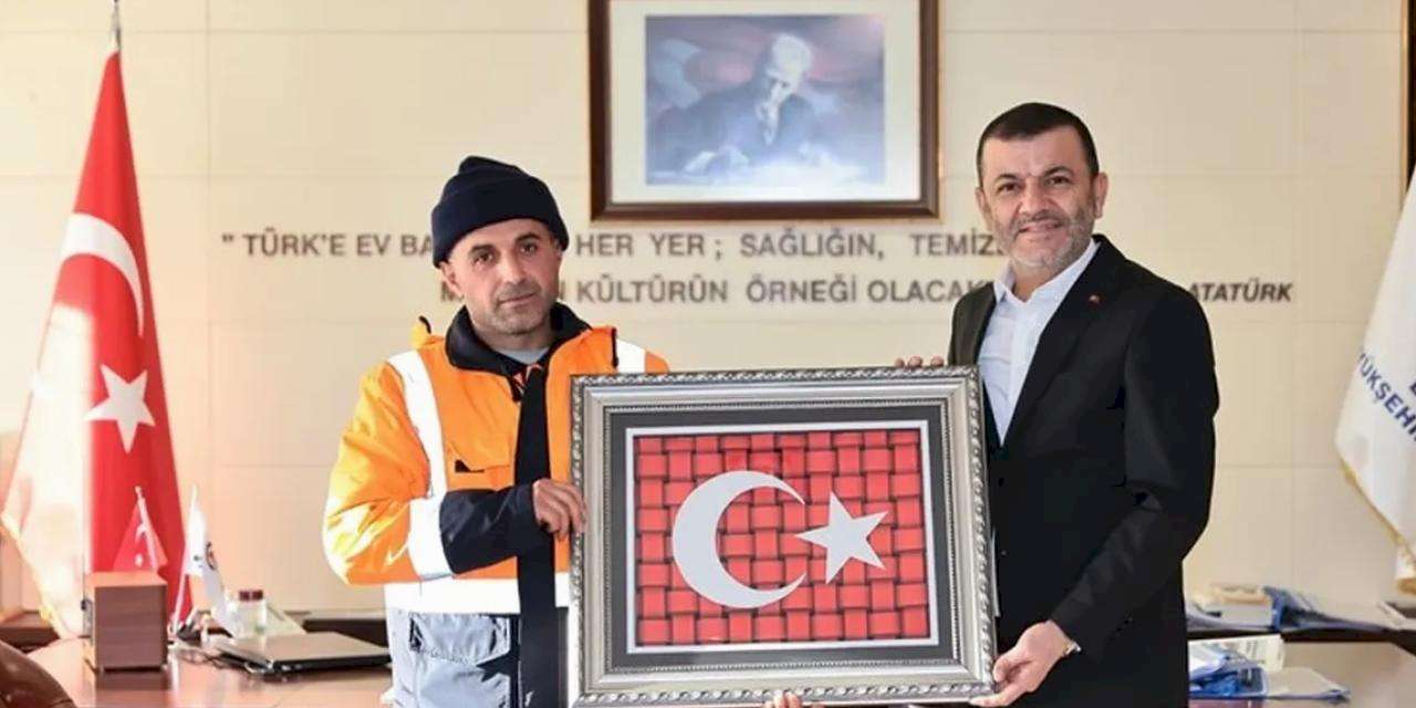Denizli’de Büyükşehir personelinden alkışlanacak bayrak hassasiyeti