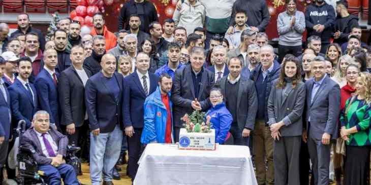 İzmir'de Başkan Tugay, yeni yıl öncesi sporcularla bir araya geldi