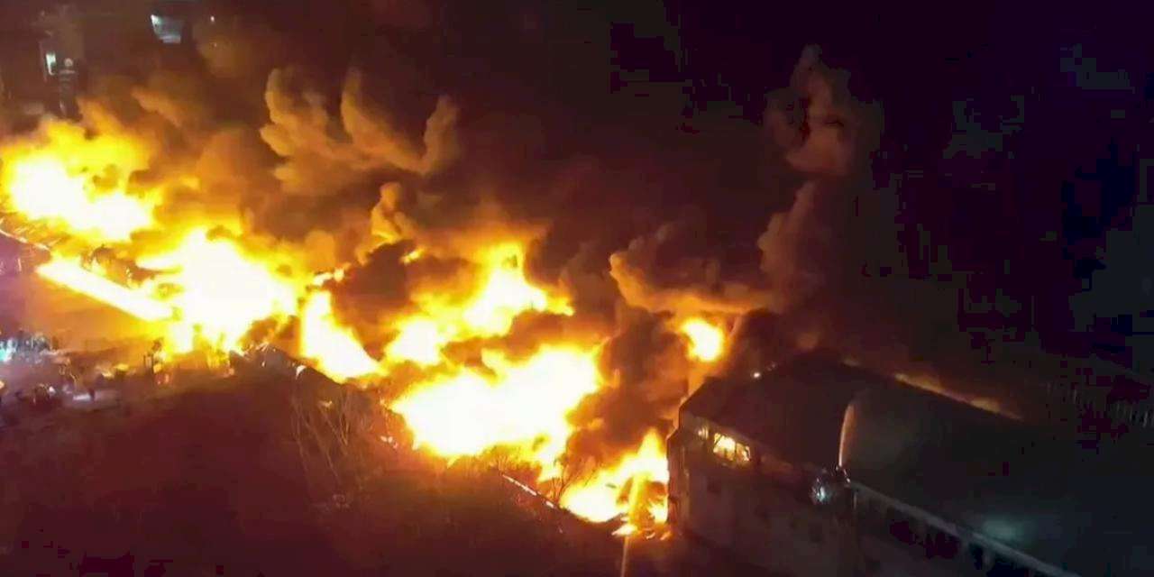 Esenyurt’ta nalbur deposunda yangın!