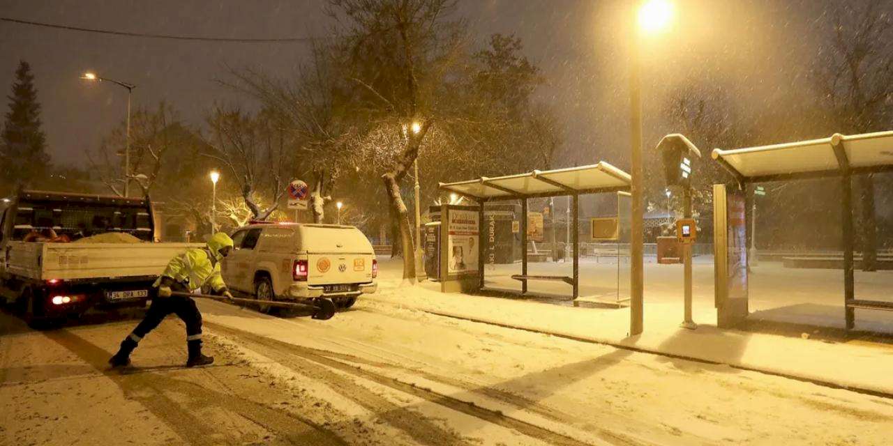 Gaziantep’te ulaşım için karla mücadele çalışmaları aralıksız sürüyor