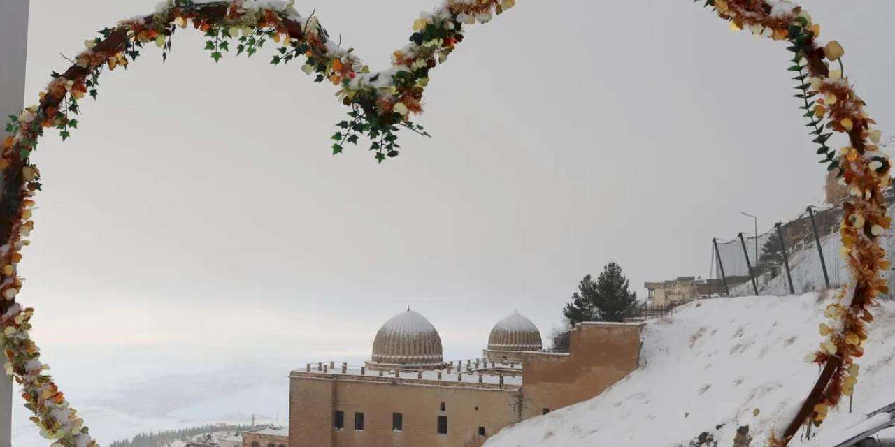 Mardin'de kar yağışı tarihi kenti büyüleyici manzaralara bürüdü