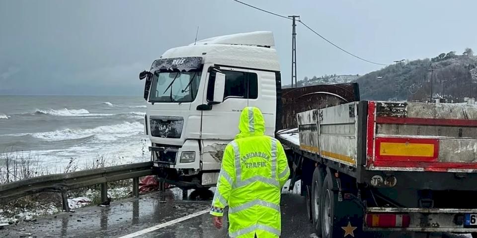Düzce'de Akçakoca-Kocaali karayolunda tır makasladı! Ulaşım kontrollü sağlanıyor