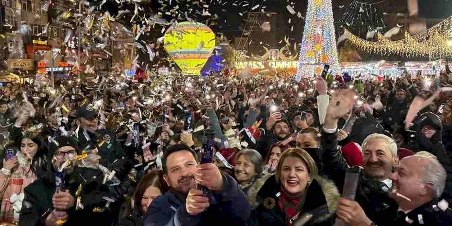 İzmitliler 2026’ya Belsa Meydanı'nda ‘merhaba’ dedi