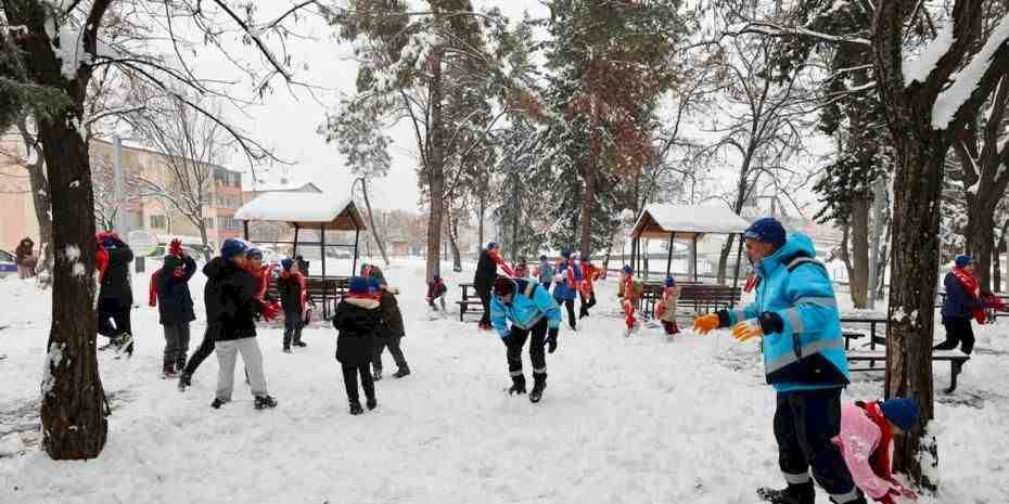 Gaziantep Büyükşehir, karın tadını çıkaran çocuklara eşlik etti