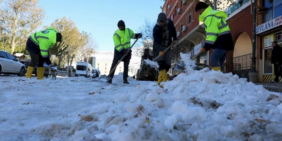 Mardin Yeşilli'de karla mücadele çalışmaları aralıksız sürüyor