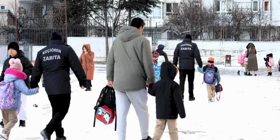 Ankara Keçiören’de karla mücadele ekipleri okulları güvende tutuyor