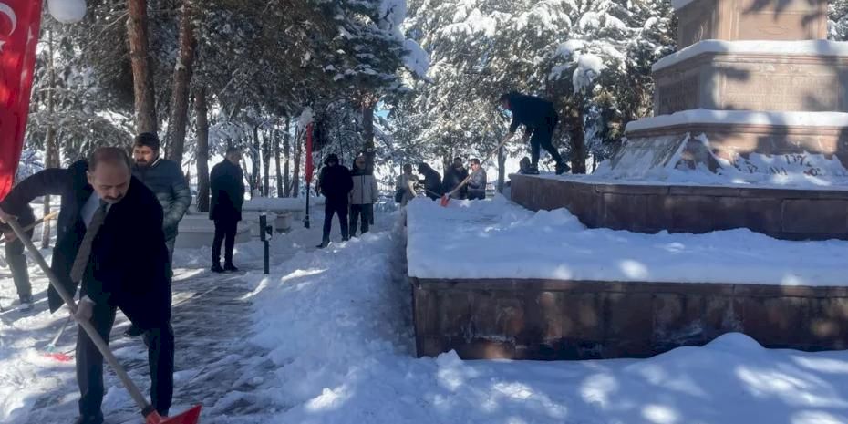 Erzurum'da şehitlikte duyarlılık örneği... Kürekleri alıp kar temizlediler