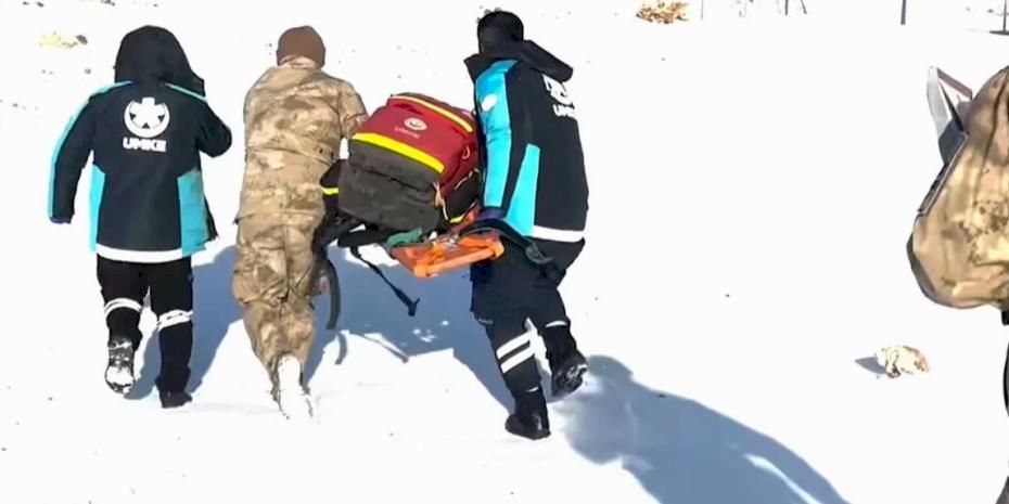 Batman'da rahatsızlanan vatandaşı Jandarma helikopterle ulaştırdı