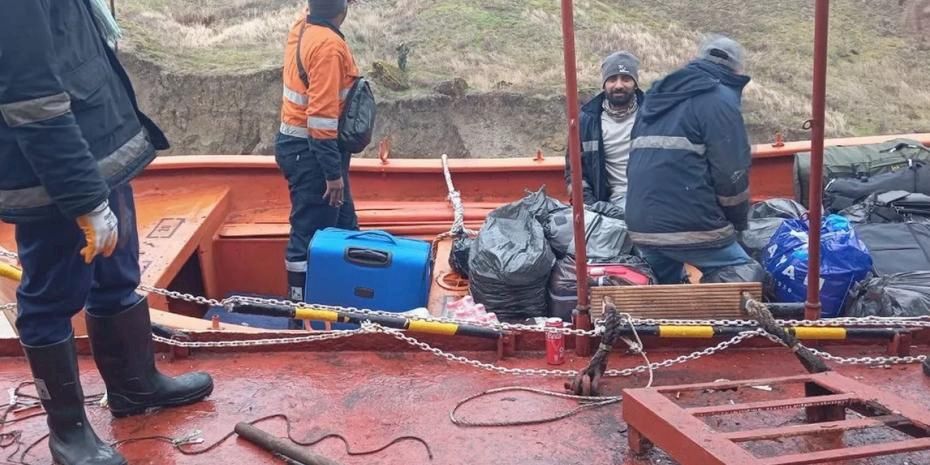 Karadeniz’de karaya oturan Türk gemisinin mürettebatı tahliye edildi