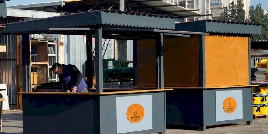 İzmir Karşıyaka'da mısır ve kestane tezgâhları yenilendi