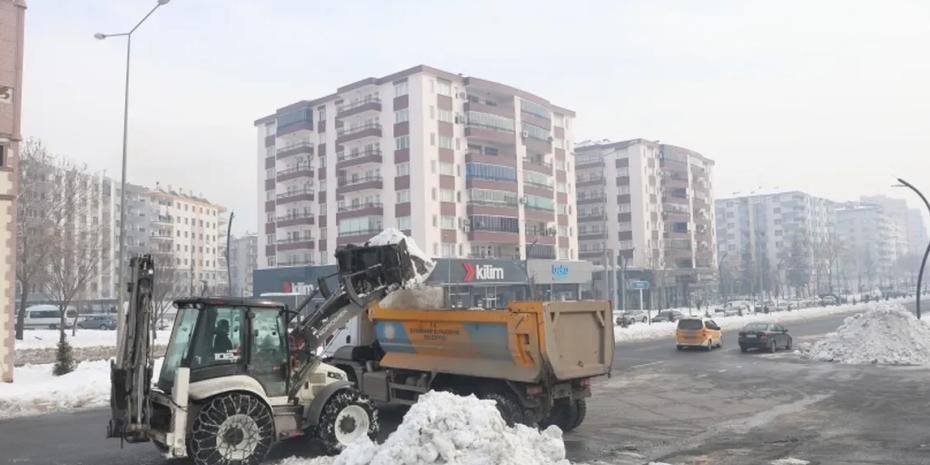 Diyarbakır'da kritik kavşaklarda kar temizliği