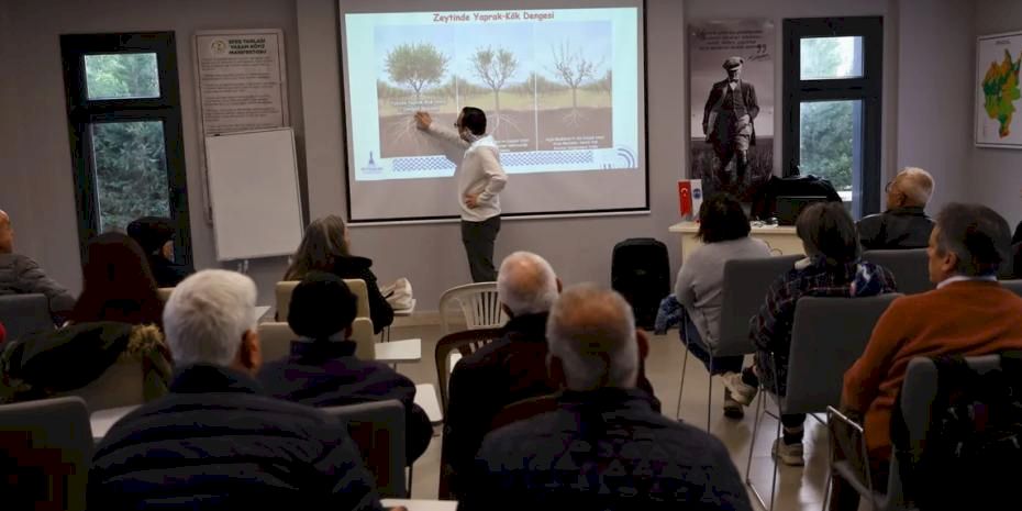 İzmir Efes Selçuk’ta üreticilere zeytin budama eğitimi