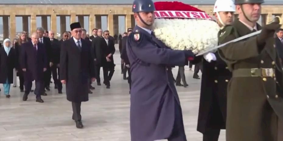 Malezya Başbakanı Enver İbrahim Anıtkabir'i ziyaret etti