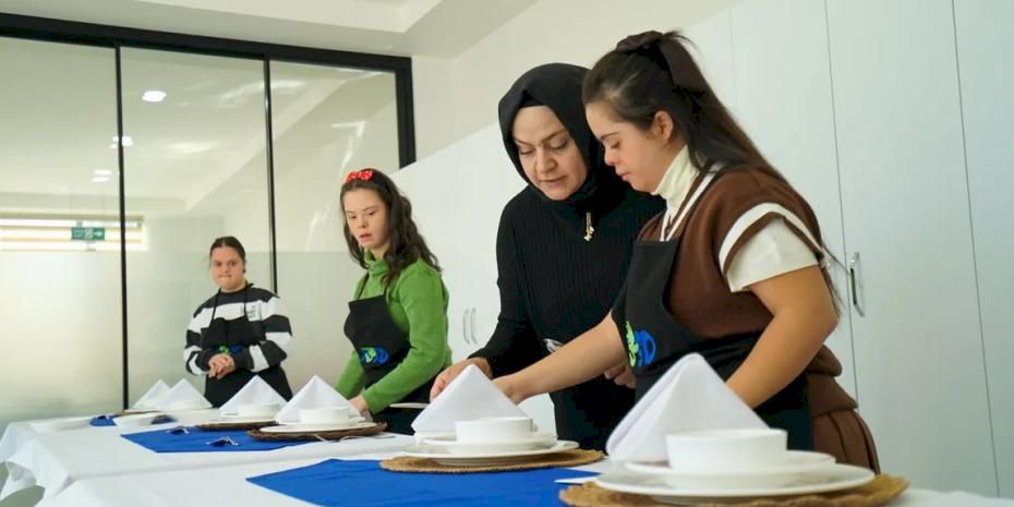 Meram'da down sendromlu bireylere sertifikalı komi eğitimi