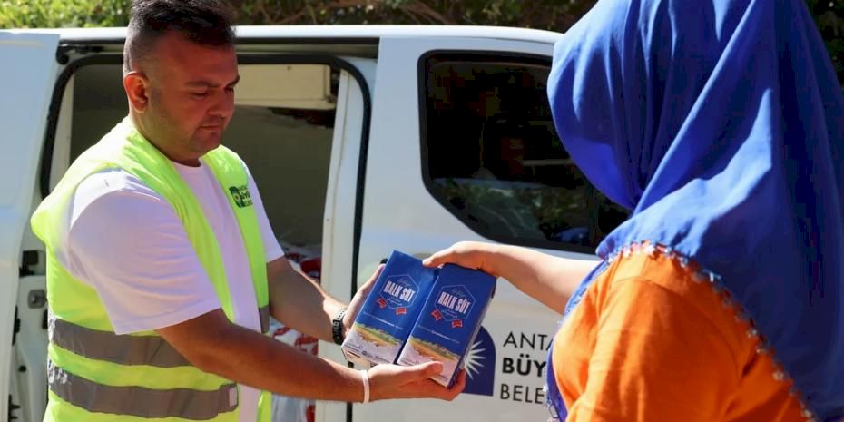 Antalya'da çocuklara 773 bin 400 litre süt desteği