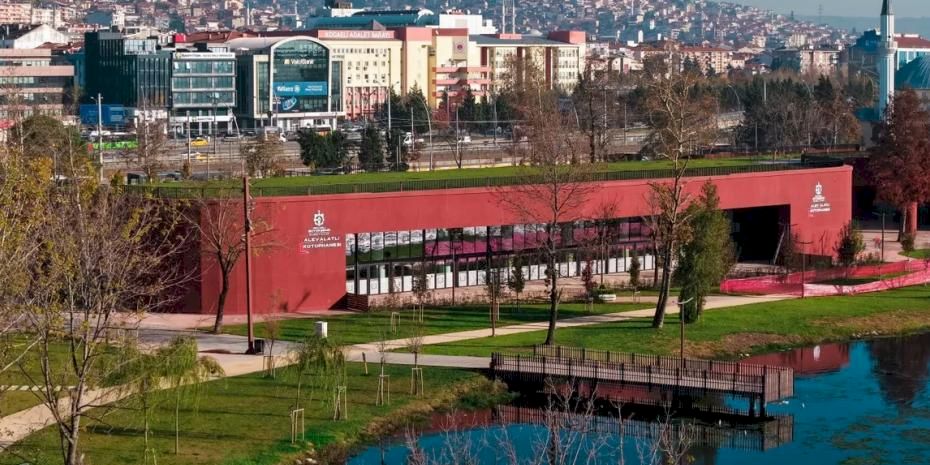 Kocaeli'de göl manzarasında ders ve okuma keyfi