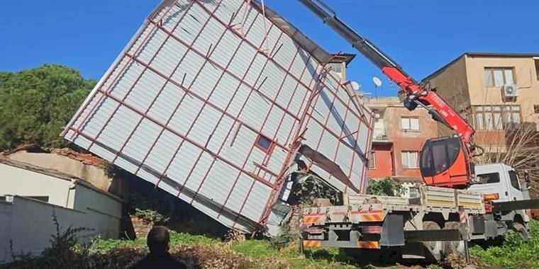 İzmir Büyükşehir'den sağanak ve fırtına mesaisi