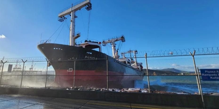 Ege açıklarında kuruyük gemisi karaya oturdu