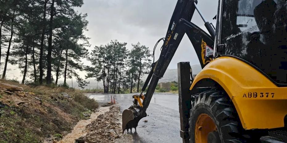 Kuvvetli yağış ve fırtına Antalya’da hayatı olumsuz etkiledi