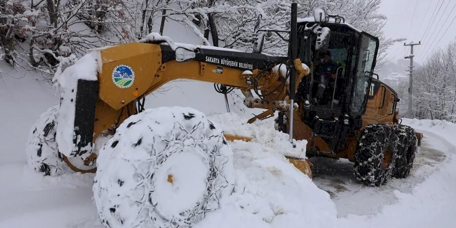 Sakarya'da karla mücadele mesaisi! 6 grup yolu ulaşıma açıldı