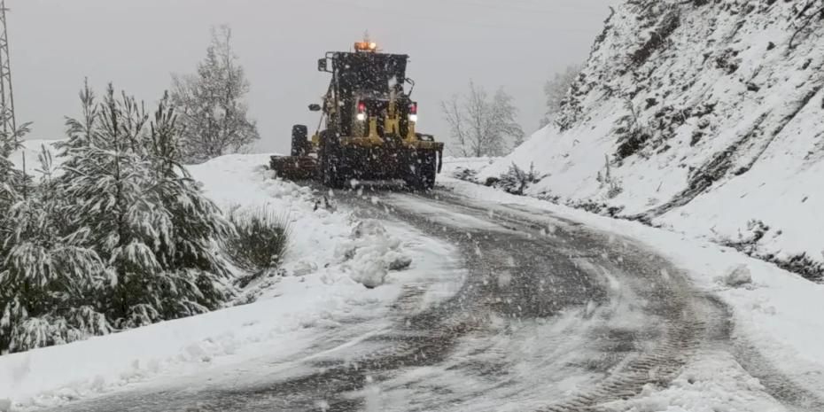 Antalya Büyükşehir ekipleri kapanan yolları iş makineleriyle açıyor