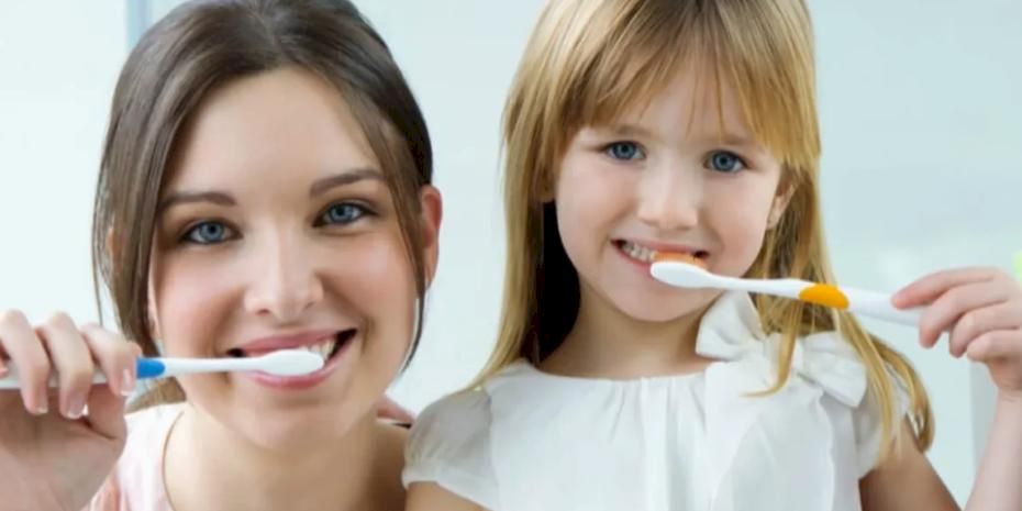Süt dişlerinde düzenli fırçalama şart