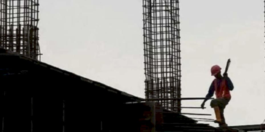 İnşaat üretimi yıllık artarken, aylık bazda sınırlı düşüş kaydetti