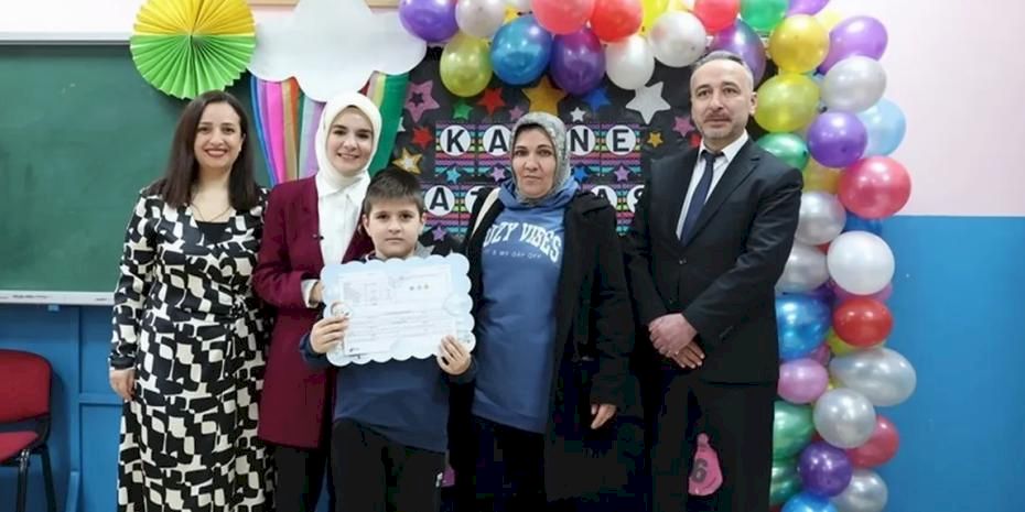 Bakan Göktaş, şehit ve gazi çocuklarının ilk karne heyecanına ortak oldu