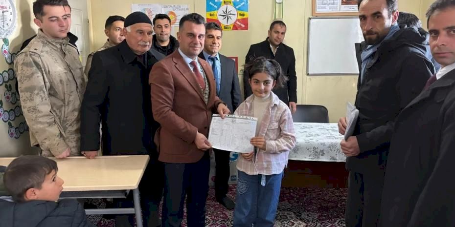 Erzurum'da şehit çocuklarının ilk karne heyecanı paylaşıldı