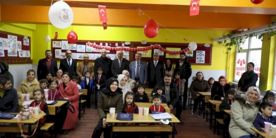 Mustafa Palancıoğlu öğrencilere karnelerini dağıttı